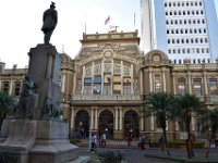 16  Le beau bâtiment de Los Correos (la poste), devant la tour del Banco National. Nous l'apprécierons encore mieux le dernier jour sous le soleil. Devant, statue du Président Juan Rafael Mora Porras (1849 à 1859), qui s'est illustré pendant la Campagne Nationale du Costa Rica contre les envahisseurs flibustiers de Wiiliam Walker.