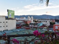 18  Soirée cocktails sur le toit de l'hôtel au Restaurant Azotea avec vue sur la ville (la Iglesia de la Soledad) et les montagnes de la Cordillère de Talamanca au Sud.