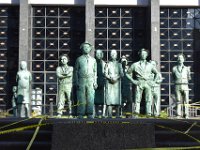 9  Devant el Banco Central, el Monumento a los Presentes, une sculpture de bronze représentant des paysans costaricains, dont l'existence est menacée par la modernité.