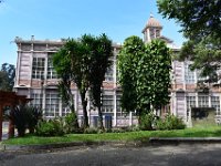 32  Vue depuis le Parque España sur el Edificio Metálico, une école construite tout en métal, en réponse à la réforme éducative de 1886. L'édifice est arrivé en morceaux pré-assemblés par bateau, de Belgique. Le bâtiment est inscrit comme patrimoine historique et architectural depuis 1980. Il abrit aujourd'hui la Escuela Buenaventua Corrales.