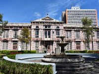 35  Vue depuis le Jardin de Paz (Jardin de paix) sur l'Edifice métallique. Derrière, la tour de l'INS (Instituto Nacional de Seguros - assurances), qui fut jusqu'en 1978 le plus grand immeuble de la ville.