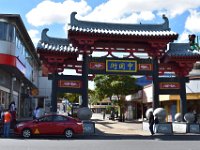 4  C'est parti pour une belle journée à la découverte de San José à pied sous le soleil ! Le quartier chinois. On remarque que les traditionnels lions marquant l'entrée des lieux sont ici remplacés par des sphères mégalithiques, nous sommes bien au Costa Rica :)