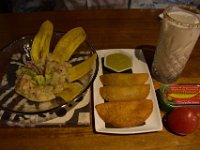 53  Retour en soirée au restaurant Azotea au-dessus de l'hôtel pour profiter d'un dernier cocktail au rhum coco et de délicieux ceviche et empanaditas (au fromage de Turrialba, frijoles et picadillo de papas (morceaux de pommes de terre cuisinés) :) On aurait bien aimé tester le restaurant Grano de Oro et sa fameuse soupe de peijabe (fruit du palmer pêche) mais cela aurait fait beaucoup après la journée, peut-être une prochaine fois ;)