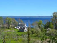 2  A Baddeck, vue sur les eaux intérieures du St-Patrick's Channel. Ce village calme et charmant a vu s'installer en ses lieux Alexander Graham Bell, l'inventeur du téléphone. Un musée lui est dédié.