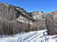 2  C'est parti pour La randonnée du Mont du Lac-des-Cygnes et du Pioui (11km). Passage par le fameux rocher symbole de l'ère glaciaire de la vallée.