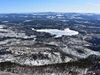 20  Vue depuis le sommet sur l'astroblème de Charlevoix (cratère de météorite) jusqu'au Fleuve St-Laurent, avec au premier plan le Lac des Cygnes.