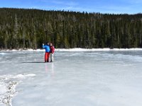 27  Sur le Lac Pioui et son impressionnante croûte de glace bleu-gris craquelée !