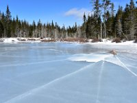 30  Une sensation magique, magnifiée par ces surprenants cratères de glace formés autour de roches dans le lac.