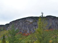3  Le sentier nous fait évoluer sur les roches, au milieu des lichens et des résineux (épinettes noires et sapins baumiers).