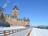 12  Promenade sur la Terrasse Dufferin, avec vue sur le Château. Tout l'hiver se tient une piste de luge sur glace géante appelée "Les Glissades du Palais".