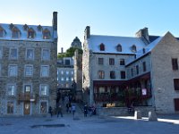 146  C'est la fin de l'été en cette fin de semaine du 22 septembre, les lumières changent. Promenade dans la Petit-Champlain, vue sur la Rue de la Place qui mène à la Place Royale depuis la Place de Paris. En haut, le bâtiment de Parcs Canada.