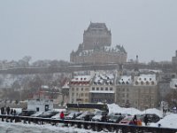 25  Vue sur le Château Frontenac et la Terrasse Dufferin depuis les rives du Saint-Laurent. En bas, le quartier du Petit-Champlain en Basse-Ville.