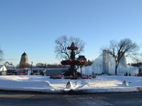 5  Aux portes de la Vieille-ville, le long des remparts, vue depuis la place de l'Assemblée Nationale sur la belle Fontaine de Tourny. Provenant de Bordeaux en France, elle compte en été une quarantaine de jets d'eau et a été installée en 2008 lors de la célébration des 400 ans de la ville de Québec (fondée en 1608). Se trouve aussi sur la place en cette période de Carnaval de la Ville (27 janvier au 11 février), le Château de glace de Bonhomme (la mascotte du Carnaval), qui est chaque année dessiné par des étudiants de la ville. Au fond, l'Edifice Price et le Château Frontenac.