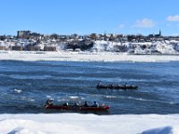8  Les embarcations remontent le St-Laurent en zigzaguant entre les morceaux de glace, avant de traverser direction Lévis et de revenir.