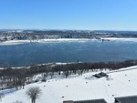 28  Vue sur les Plaines d'Abraham (Parc des Champs de Bataille) et sur le Fleuve Saint-Laurent partiellement englacé. En face, sur la Rive Sud, Lévis et la Raffinerie Jean Gaulin (RJG) de Valero.