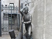117  L'Homme Rivière, Rue Ste-Anne, scultpure en hommage aux draveurs, ces hommes qui prenaient des risques considérables pour amener les troncs d'arbres depuis les lieux de coupe jusque dans les vallées, en leur faisant descendre les rivières.