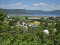 5  Le point de vue du belvédère du billet de 1000$ d'où l'on peut voir le pont couvert (toit vert) de l'Anse-St-Jean qui orne le dos des billets de 1000$ canadiens !