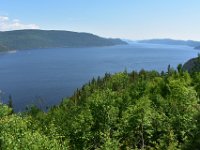 7  Premier belvédère sur le Fjord, au pied de la ligne haute tension Micoua-Laurentides qui provient du complexe hydrolélectrique de Manic-Outardes. Au loin, l'île Saint-Louis, qui a résisté au passage du glacier de par sa roche plus résistante à l'érosion.