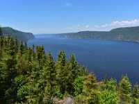 9  La ligne que l'on observe en bas de falaises correspond au marnage (différence de hauteur entre la marée haute et la marée basse) qui peut atteindre jusqu'à 6m. La forme douce du sommet des montagnes est due au passage d'un glacier qui a arrondi les montagnes.