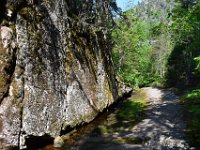 5  Très peu d'eau en ce début juillet. Le ruisseau au pied de ce grand roc est parfois bien plus impressionnant !