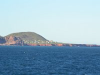 15  Ici, l'île du Havre-aux-Maisons, sur laquelle est implantée la fameuse fromagerie de l'île (qui importe ses fromages jusqu'à Montréal dans plusieurs fromageries) : la fromagerie "Pied-de-Vent". Leurs spécialités ? Des fromages au lait de vache, de race canadienne (croisement de vaches normandes et bretonnes) tels le "Pied-de-Vent" (sorte de reblochon) et la Tomme de Demoiselles, dont une version est affinée à la bière locale et agrémentée de houblon !