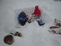 26  Nous passons a journée entière dehors et creusons un grand trou dans la poudreuse, avec un feu, pour le repas du midi sous la neige !