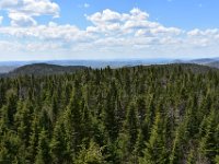 15  Vue côté Ouest sur l'arrière-pays. Les Laurentides s'étendent sur 550km entre l'Outaouais et la Côte-Nord et font partie du Bouclier Canadien datant d'il y a un milliard d'années.