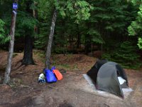 15  Un peu en retrait, sous couvert forestier, les emplacements pour installer les tentes. Gare par contre aux nombreux maringouins qui rôdent !