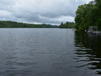 2  La mise à l'eau s'effectue au Nord du Lac, d'un côté de la Presqu'île où prend place l'accueil, alors que le retour des embarcations s'effectue de l'autre côté. Très bien organisé !