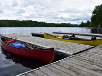3  Des quais où l'on peut arrimer les canots pour le chargement sont également là.