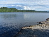 54  Un endroit magnifique, avec sa plage de roches plates et sa vue dégagée sur le lac !