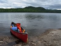 8  Après 2.5km de pagaie (45 min), nous atteignons notre lieu de campement pour les 2 nuits, sur l'Île de la Plaque. Il n'est pas possible de louer des emplacements différents pour se déplacer en itinérance au Poisson Blanc, ce qui permet aussi de plus profiter de l'endroit et de ne pas avoir à tout replier et remonter chaque jour.