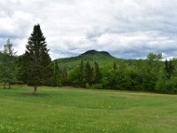 15  Vue depuis le bas sur la Montagne à Deux-Têtes.