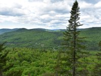 5  Le sentier permet d'accéder en 9km à trois points de vue, sur le village de Ste-Brigitte, Le Fleuve St-Laurent,Québec et sur les collines environnantes. Ici, au premier point de vue vers le sud-ouest.