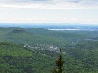 8  Zoom sur le village de Ste-Brigitte-de-Laval avec au fond à droite le centre-ville de Québec.