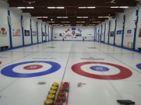 1  A notre arrivée au club de curling Jacques-Cartier de Québec, la salle de jeu impressionne avec ses pistes colorées. Nous n'avons qu'une hâte, aller nous essayer sur la glace à manier les pierres !
