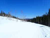 15  Sur la piste noire qui monte en haut du domaine, avec un plateau et une belle vue sur les monts alentours.