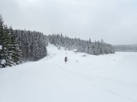 5  Traversée de la rivière à la sortie du Lac Piché (à droite, sous la neige).