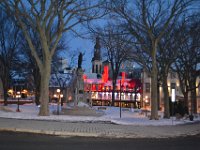 1  Arrivés à Québec le samedi 20 janvier au soir, nous nous réveillons tôt du fait du décalage horaire et découvrons la ville illuminée au petit matin. Balade dans le Vieux-Québec, ici la place d'Armes avec le "Monument à la Foi". Au Nord de la place, l'Auberge du Trésor (bâtiment au toit rouge), un restaurant chic de cuisine canadienne.
