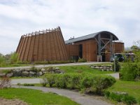 101  Le village de Wendake, au Nord-Ouest de Québec (pas loin au Nord du Parc Chauveau) est le berceau de la communauté autochtone huronne-wendat. La moitité de leur population habite toujours ce village. Ici, le musée des nations huron-wendat (visite du musée et de la maison longue traditionnelle huron-wendat).