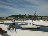 107  A la mi-juin, balade en vélo à Lévis, rive sud du St-Laurent. Vue sur Québec depuis le Quai Paquet à Lévis.