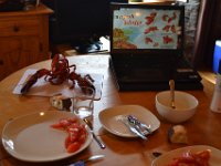 121  Une fois cuit, vient le décorticage ! C'est aussi toute une technique, qui demande quelques ustensiles (cf. le mode d'emploi qu'on avait eu au restaurant sur l'Ile du Prince Edouard l'an dernier) :) A déguster avec une sauce au beurre.