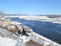 13  La Promenade des Gouverneurs permet de s'élever au-dessus du fleuve, le long du Cap Diamant et de rejoindre les Plaines d'Abraham. Vue direction Nord-Est vers l'embouchure du Saint-Laurent. A droite en arrière-plan, l'Ile d'Orléans dont on aperçoit le pont qui la relie à la rive gauche du fleuve.