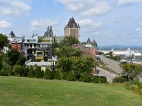 130  Vue sur le Château Frontenac et la Terrasse Dufferin depuis la pelouse au-dessous de la Terrasse Pierre-Dugua-de-Mons.