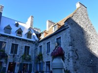 147  Les maisons de la Place Royale - sculpture d'une améridienne faisant face au buste de Louis XIV au centre de la Place, en symbole de la lutte contre les inégalités envers les minorités.