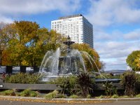 155  La Fontaine de Tourny, sur le Parc de l'Esplanade, en face du Parlement du Québec.