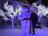 19  Nous avons la chance d'arriver au moment du Carnaval de Québec, véritable institution qui a lieu chaque année les deux premières semaines de Février et regorge d'activités hivernales très sympathiques pour lutter contre le "frette" (grand froid) et fêter l'hiver québécois ! Il s'agit du plus grand Carnaval d'hiver au monde ! Ici, avec Bonhomme, la mascotte du Carnaval :) Il porte autour de la taille une ceinture fléchée, tissage typique traditionnel venant des coureurs des bois (bûcherons) !
