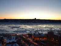 2  Vue sur le fleuve Saint-Laurent depuis la Terrasse Dufferin devant le Château Frontenac. En face, la ville de Lévis. En contre-bas, le "Petit-Champlain" en Basse-Ville, quartier du Vieux-Québec.