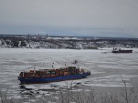 20  Cargos de contenaires brisant la glace, arrivant de Montréal. En face sur la rive sud, la Raffinerie Jean-Gaulin Valero.