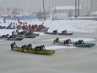 22  La glace est mince et les athlètes ont les pieds dans l'eau lorsqu'ils poussent le canot ! Ils sont très courageux !
